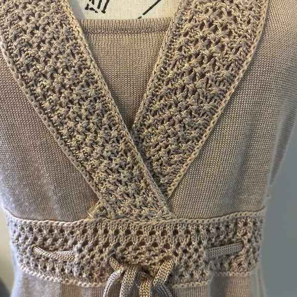 Sleeveless v neck sweater - Picture 9 of 13